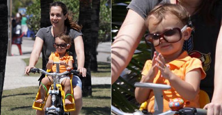 Filha de Vanessa Lóes passeia cheia de estilo com óculos da mãe