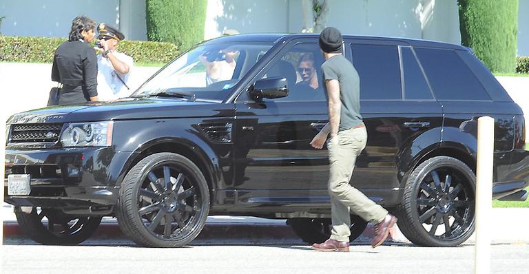 Beckham e Victoria levam a pequena Harper para tirar passaporte