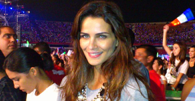 Justin Bieber recebe Fernanda Motta no camarim em São Paulo