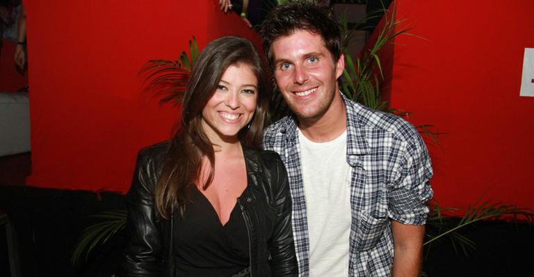 Thiago Gagliasso curte festa acompanhado