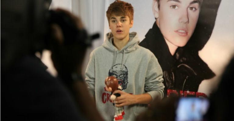 Justin Bieber grava depoimento para Teleton em sua passagem pelo Brasil