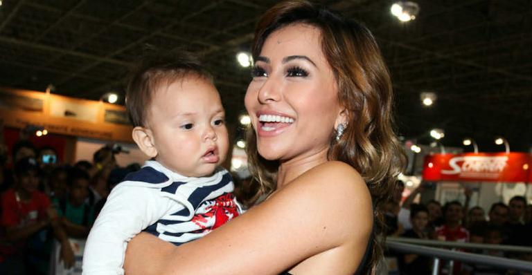 Sabrina Sato mima bebê em evento em São Paulo