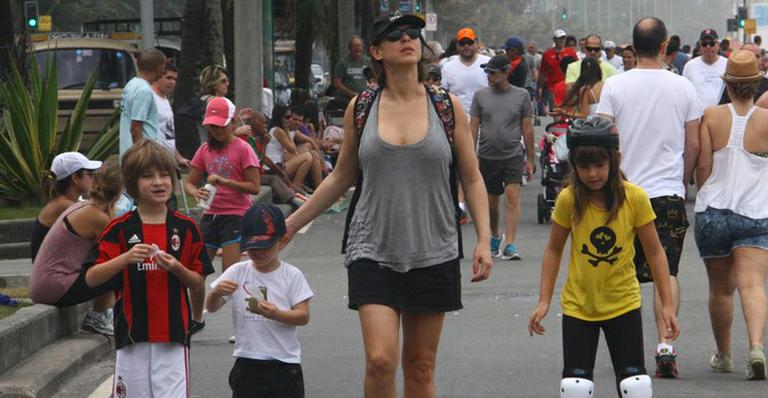 Às vésperas do Dia das Crianças, Maria Paula curte domingão com os filhos