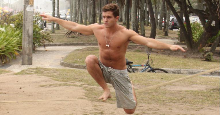 Klebber Toledo mostra equilíbrio na slacklining