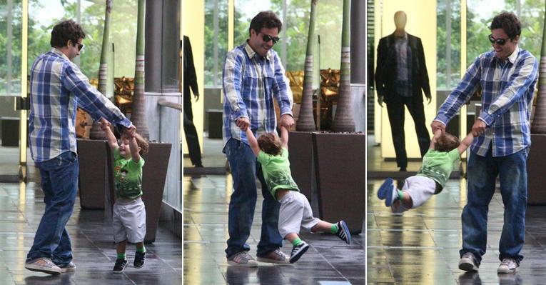 Thiago Rodrigues brinca com filho Gabriel em shopping