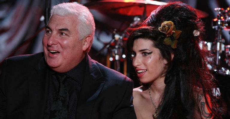 Mitch Winehouse, pai da cantora Amy Winehouse, vai escrever sua biografia