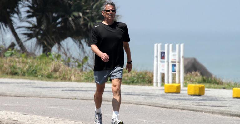 Marcos Paulo é clicado caminhando pela orla da Barra da Tijuca, no Rio de Janeiro