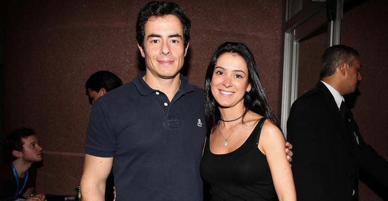 Felipe Folgosi curte show da banda Tears For Fears com amiga em SP