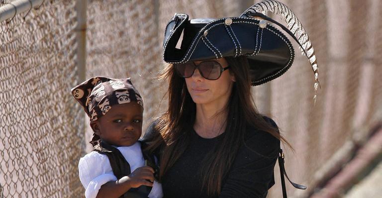 Os piratas Sandra Bullock e Louis em festa à fantasia