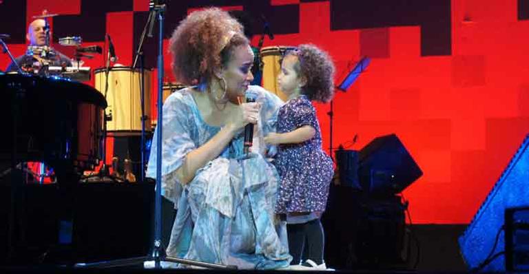 Nina ‘canta’ com a mãe, Luciana Mello, e emociona a plateia