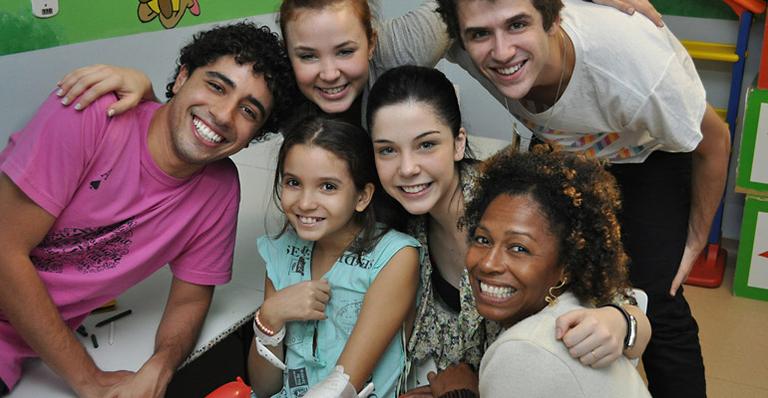 Atores de ‘Malhação’ visitam o Hemorio e distribuem presentes