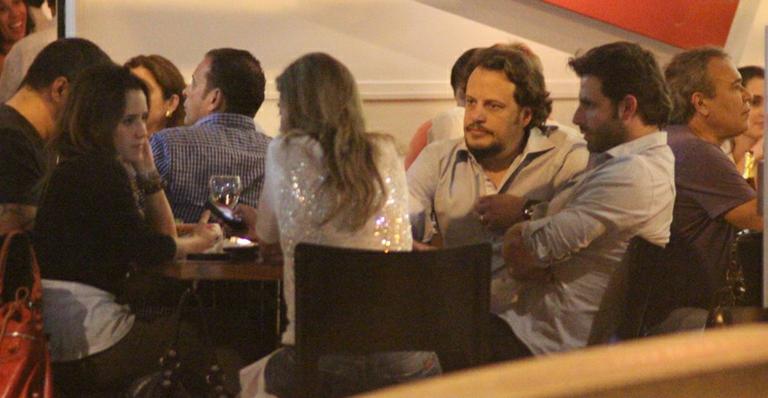 Vasconcellos e Castelli reúnem amigos em restaurante no Rio