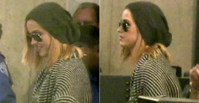 Katy Perry faz mechas loiras sobre o cabelo rosa