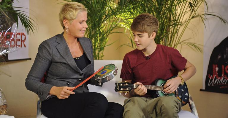 Xuxa ensina Justin Bieber a entrar no ritmo brasileiro e o presenteia com instrumentos musicais