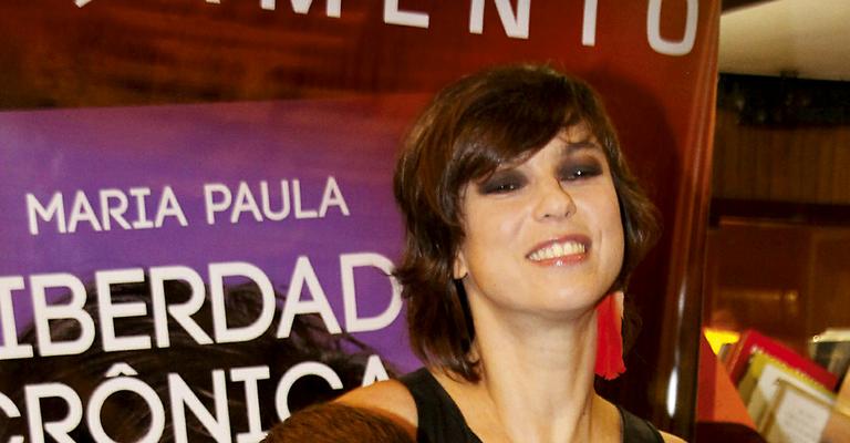 Maria Paula autografa o livro ‘Liberdade Crônica’ ao lado dos filhos Felipe e Maria Luiza
