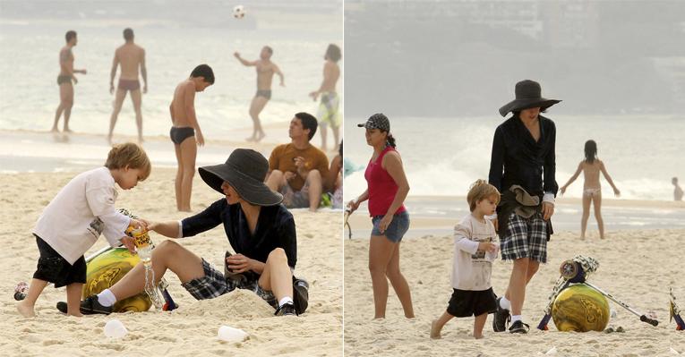 Atriz Fernanda Torres curte praia com o caçula Antônio