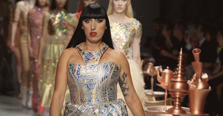 Musa de Pedro Almodóvar, Rossy de Palma, brilha na passarela