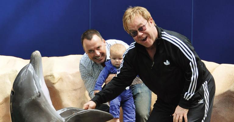 “Dia família” para Elton John, David e seu Zachary