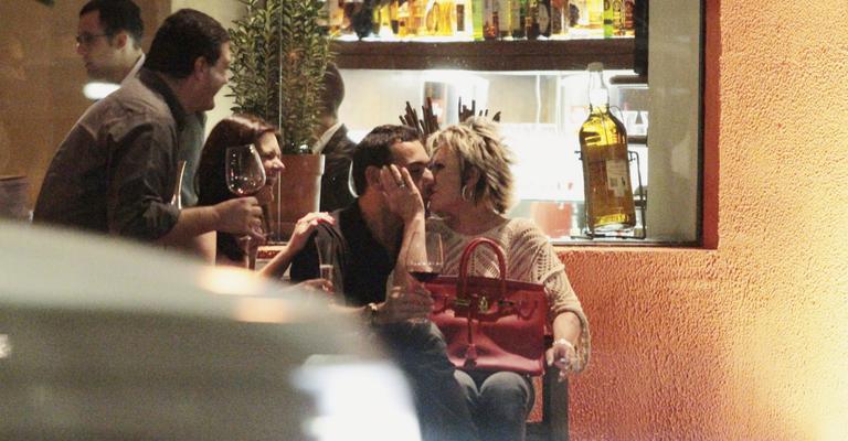 Ana Maria Braga e seu Marcelo Frisoni em jantar romântico