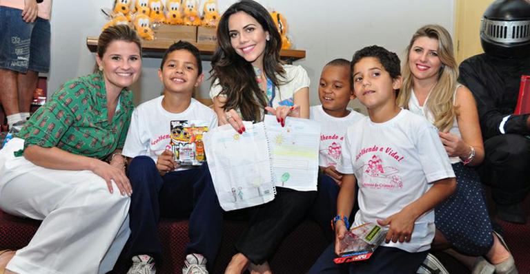 Daniela Albuquerque distribui brinquedos para crianças carentes