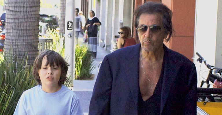 Al Pacino agrada o filho Anton levando-o à loja de brinquedos