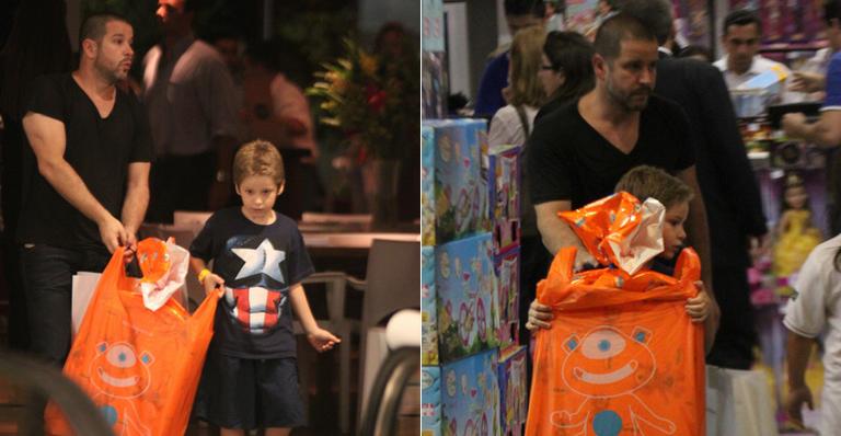 Murilo Benício leva o filho Pietro para comprar presente no Rio
