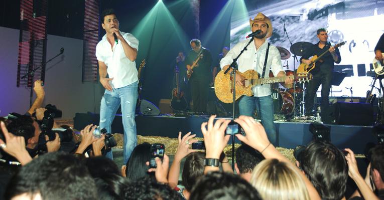 Zezé Di Camargo & Luciano cantam sucessos em leilão de gado