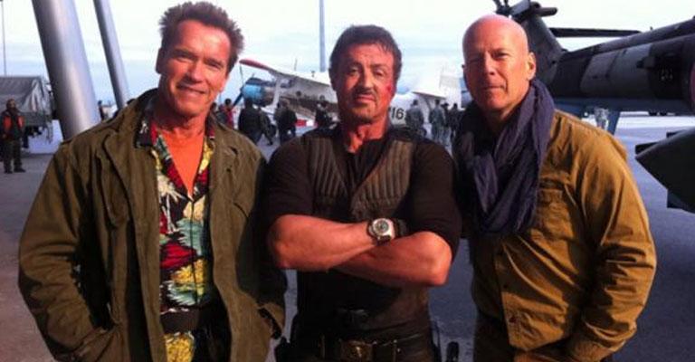 Schwarzenegger posta foto de set com Bruce Willis e Stallone