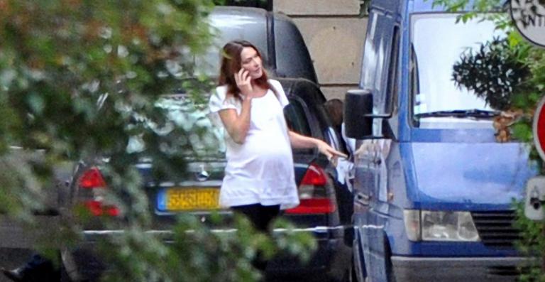Prestes a dar à luz, Carla Bruni interna-se em maternidade na França