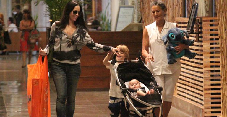 Morena, Danielle Winits leva os filhos para passear no Rio