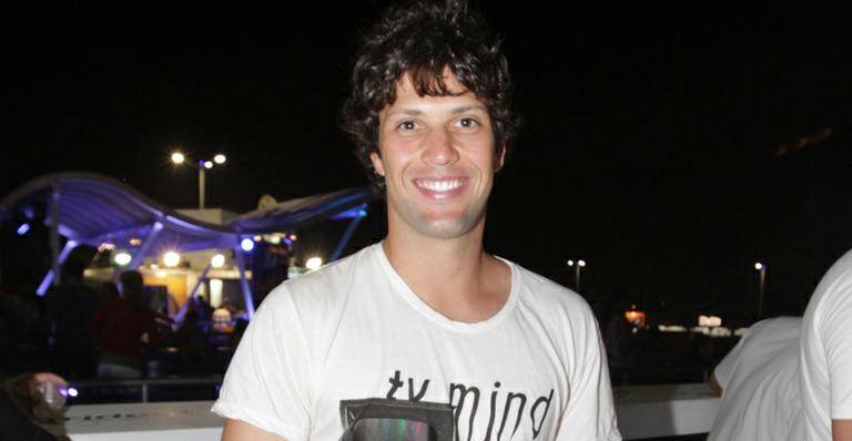 Depois de mais de 1 ano de namoro, Gustavo Leão está solteiro