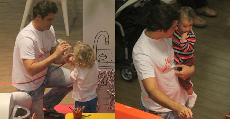 Thiago Lacerda brinca com os filhos em shopping