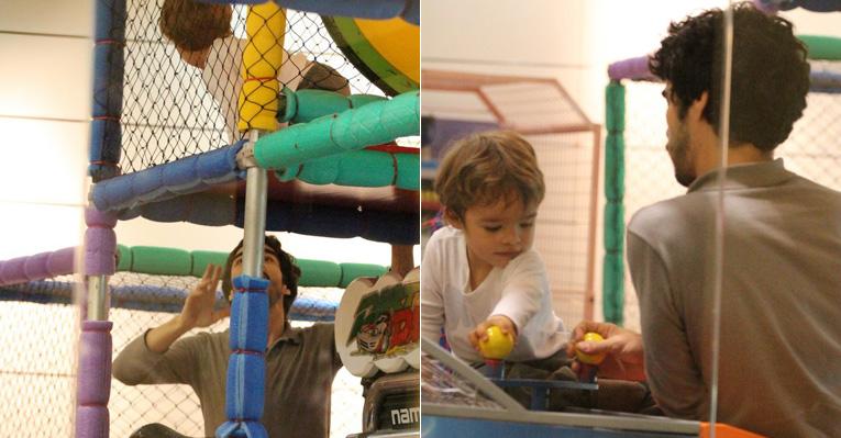 Caio Blat brinca com o filho em shopping carioca