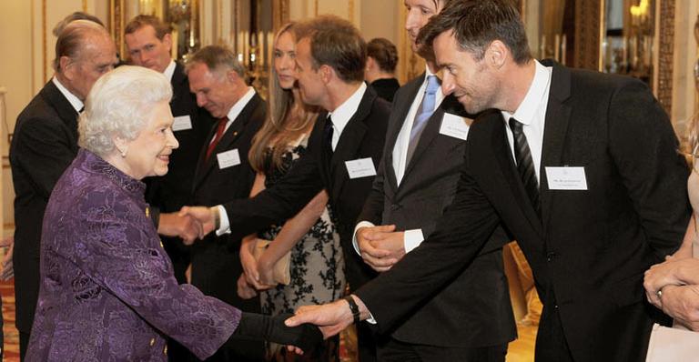 Hugh Jackman encontra a Rainha Elizabeth II no dia de seu aniversário
