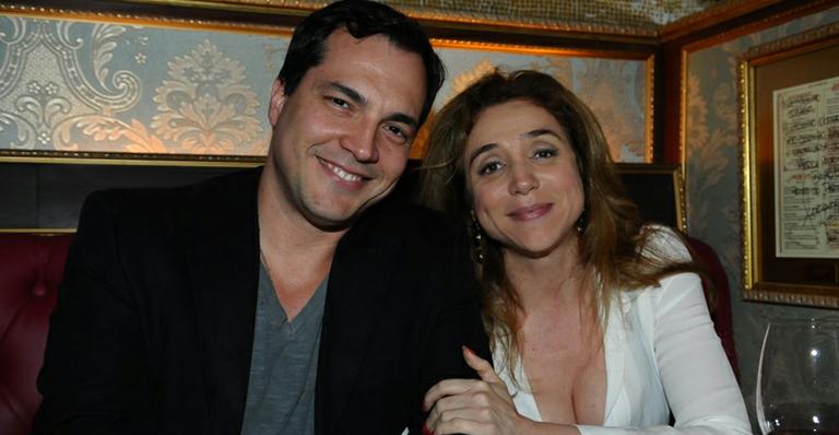 Juntos, Marisa Orth e Daniel Boaventura assinam contrato para musical ‘A Família Addams’