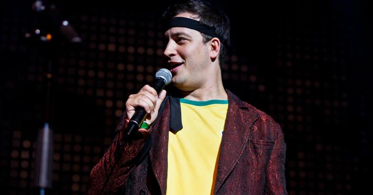 Rafael Cortez ataca de cantor no Baile do Simonal