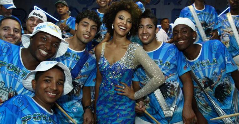 Rainha da bateria da Portela, Sheron Menezes brilha na quadra