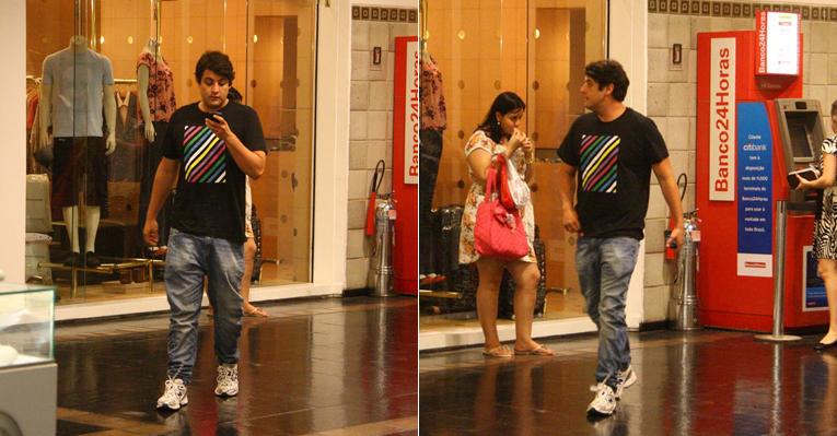 Sem Priscila Machado, Bruno de Luca passeia por shopping carioca