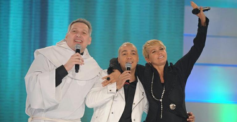 Padre Marcelo Rossi e Belo fazem dueto no palco do ‘TV Xuxa’