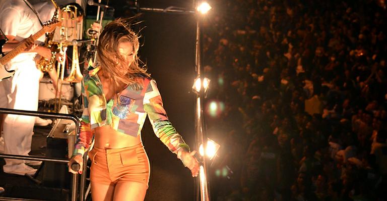 Claudia Leitte lança nova música em micareta de Pernambuco