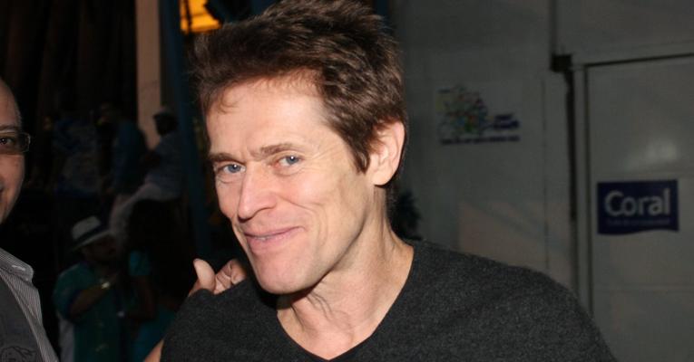 Em noite de definição do samba-enredo da escola, Willem Dafoe curte samba na Vila Isabel