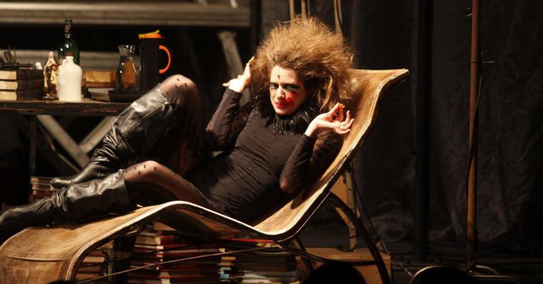 Letícia Spiller surge excêntrica na peça ‘Outside’, inspirada em texto de David Bowie