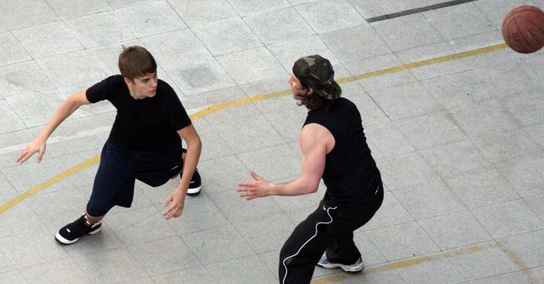 Justin Bieber joga basquete na Argentina