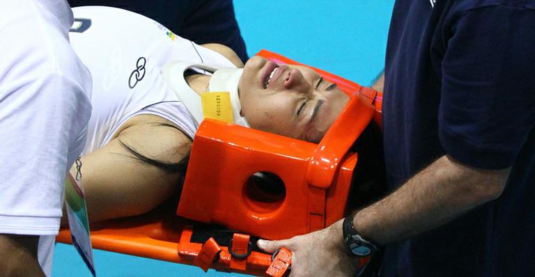 Jaqueline deixa hospital em Guadalajara e faz sinal de positivo