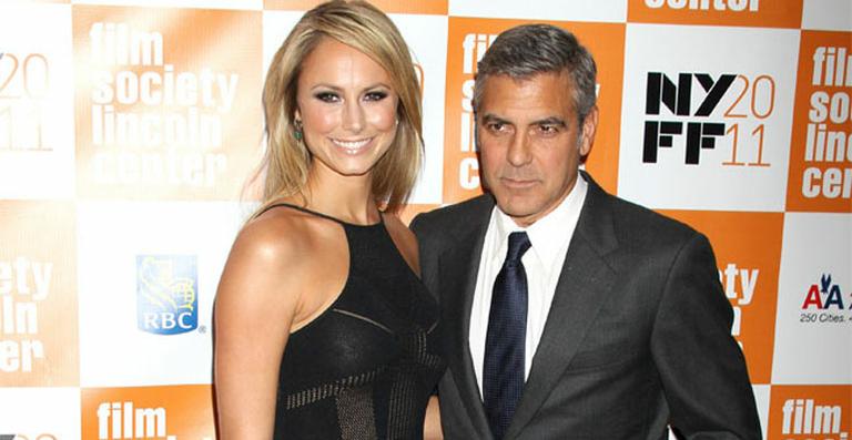 Ator George Clooney e ex-lutadora Stacy Keibler fazem primeira aparição juntos