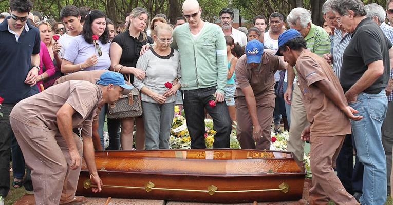 Pai de Reynaldo Gianecchini é enterrado em Ribeirão Preto