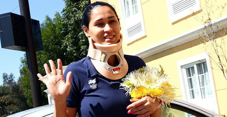Após fraturar coluna, jogadora de vôlei Jaqueline descansa em hotel