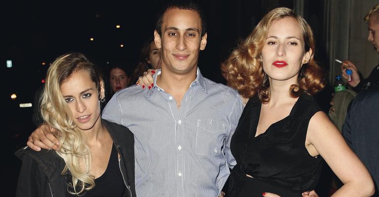 Andrea Dellal aplaude filho em vernissage