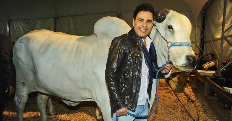 Zezé Di Camargo recebe vips em leilão milionário