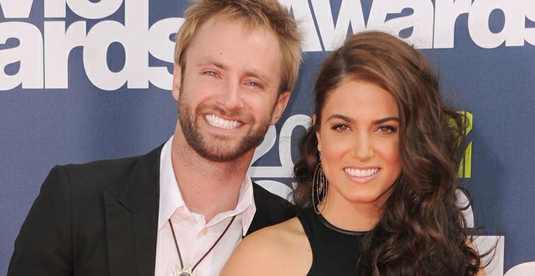 Nikki Reed usa vestido de noiva com botões de diamantes